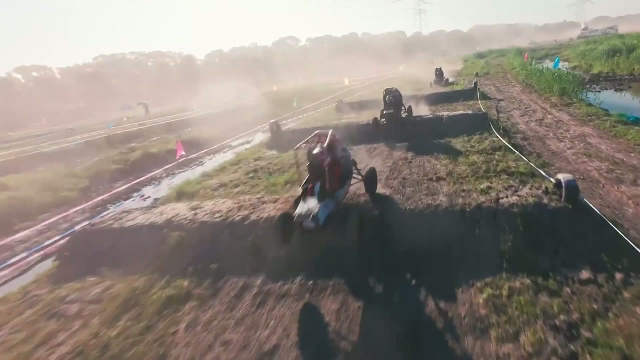 精彩瞬间视频封面：赛道竞速追逐